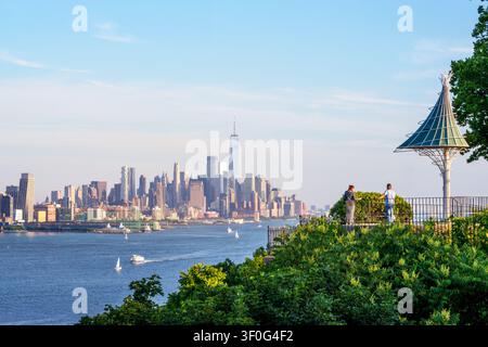 Hamilton Park e lo skyline di New York City oltre il fiume Hudson, Weehawken, New Jersey, USA. Foto Stock