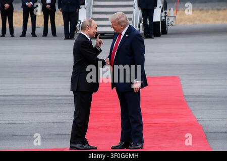 Il presidente Trump e il presidente Putin si incontrano e si stringono la mano in Alaska sul tappeto rosso, per i colloqui di pace sull'Ucraina il 15 agosto 2025 USA  Il presidente Putin gesticola sottolineando un punto con il dito… ANCHORAGE ALASKA USA Foto Stock
