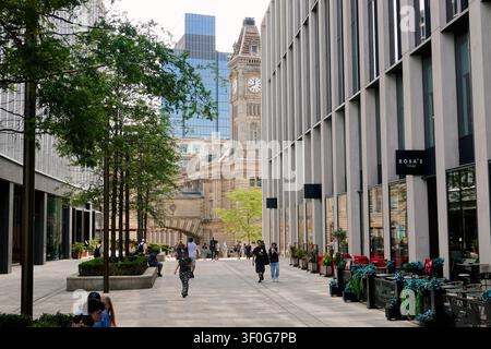 Promenade pedonale nello sviluppo di Paradise con vista sul campanile dell'orologio del Council House, Birmingham, Regno Unito Foto Stock