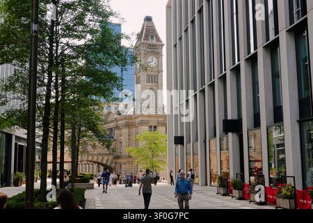 Promenade pedonale nello sviluppo di Paradise con vista sul campanile dell'orologio del Council House, Birmingham, Regno Unito Foto Stock