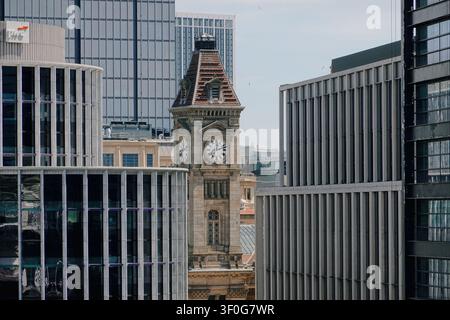 La torre dell'orologio storica del Council House incorniciata da moderni edifici per uffici in vetro e acciaio nel centro città di Birmingham, Regno Unito Foto Stock