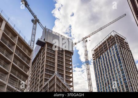 Cantiere edile con gru e grattacieli Foto Stock