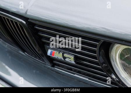 Ljubljana, Slovenia - 2 giugno 2026: La BMW M3 E30 classica evidenzia la griglia posteriore e il logo M in questa configurazione editoriale dettagliata che cattura lo stile motorsport Foto Stock