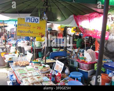 Bangkok, Thailandia. 14 dicembre 2013, bancarella di cibo di strada di Bangkok che prepara snack locali Foto Stock