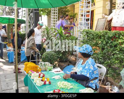 Bangkok, Thailandia. 14 dicembre 2013, venditore ambulante di Bangkok che vende ghirlande di fiori Foto Stock