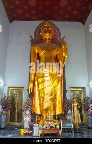 Bangkok, Thailandia. 14 dicembre 2013, Statua di Buddha dorata in piedi nel tempio Wat Phra Chetuphon, Bangkok Foto Stock
