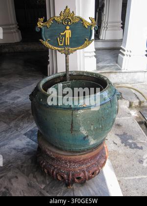 Bangkok, Thailandia. 14 dicembre 2013, Cestino della spazzatura in ceramica ornato nel tempio di Bangkok Foto Stock