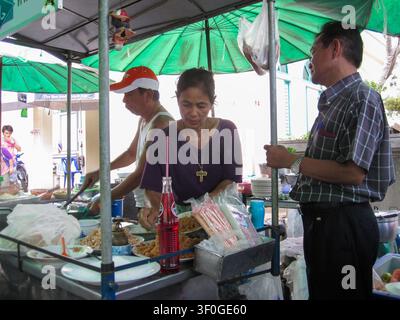 Bangkok, Thailandia. 14 dicembre 2013, venditore di cibo di strada thailandese che prepara un pasto a Bangkok Foto Stock