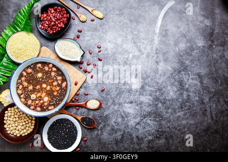 Cerali e legumi assortiti per una tradizionale polenta su sfondo scuro Foto Stock