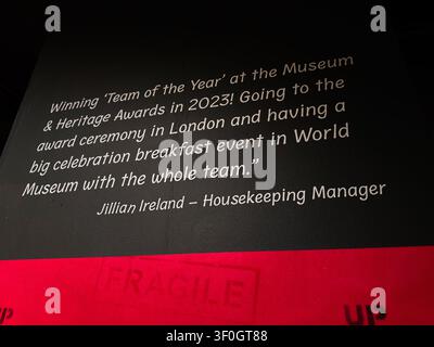 Liverpool, Regno Unito - 16 maggio 2026: Testo murale del museo che celebra il premio Squadra dell'Anno 2023 e una colazione celebrativa della squadra a Liverpool, Regno Unito Foto Stock
