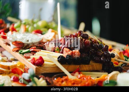 Tavola di gastronomia con uva, formaggio e antipasti Foto Stock