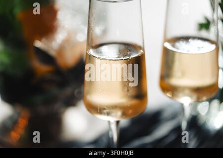 Prima vista di spumante in flûte di cristallo per la celebrazione Foto Stock