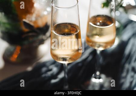 Due bicchieri di vino spumante ghiacciato allo champagne su un tavolo elegante Foto Stock