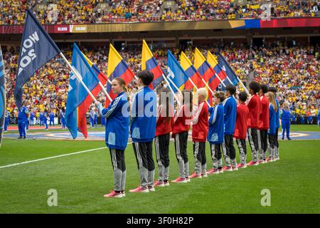 07 lug 2026 – Gli assistenti di campo tengono le bandiere nazionali della Colombia e gli striscioni del torneo durante il protocollo pre-partita prima del sedicesimo di finale della Coppa del Mondo FIFA 2026 tra Svizzera e Colombia al BC Place. Le tribune a più livelli dietro la cerimonia sono fortemente riempite di spettatori che osservano il protocollo prima del calcio d’inizio. Joe Ng/Alamy Live News Foto Stock