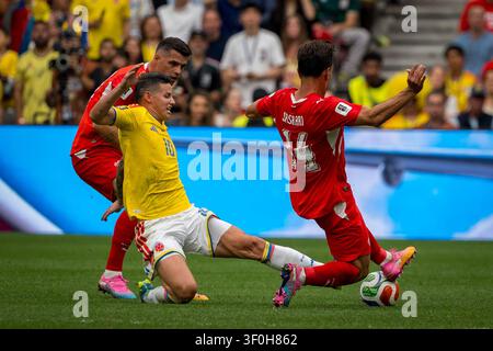 07 lug 2026 – Il centrocampista colombiano James Rodriguez (10) scivola in un contrasto contro il centrocampista svizzero Ardon Jashari (24) mentre è seguito dal centrocampista svizzero Granit Xhaka durante la partita del turno degli ottavi di finale della Coppa del Mondo FIFA 2026 al BC Place. La Svizzera è avanzata ai quarti di finale dopo una vittoria ai rigori per 4-3 dopo che la partita si è conclusa con un pareggio senza reti. Joe Ng/Alamy Live News Foto Stock