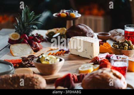 Tavola da gourmet con formaggi assortiti, frutta e snack Foto Stock