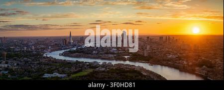 Ampia vista panoramica del paesaggio urbano di Londra, Regno Unito, durante un tramonto dorato estivo Foto Stock
