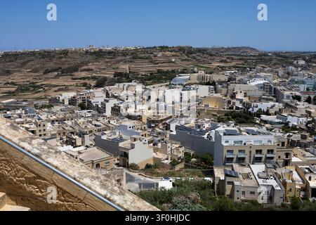Vista aerea degli edifici della città di Victoria dalla fortezza di Cittadella a Gozo, Malta, il 19 giugno 2026. Foto Stock