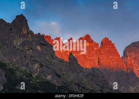Parco Nazionale dei Tatra, Polonia. Montagne famose vicino al lago Morskie Oko o lago Sea Eye nella luce dorata della sera Foto Stock