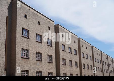 Magdeburgo, Germania - 8 luglio 2026: Facciata modernista nella Hermann-Beims-Siedlung, che mostra resti del tipico intonaco grigio del XX secolo. Foto Stock