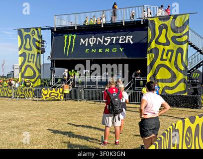 Attivazione dei fan per la promozione della bevanda Monster Energy al Gran Premio di Gran Bretagna del 2026, nel bel mezzo della follia dei tifosi di Lando Norris e McLaren al circuito di Silverstone Foto Stock