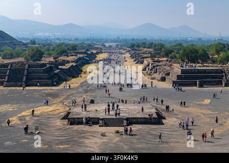 Turisti in visita all'Avenue of the Dead a Teotihuacan, Messico. Foto Stock