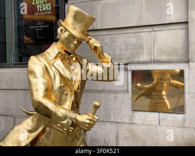 Statue di uomo che cammina del whisky Johnnie Walker in colori dorati fuori dall'esperienza Johnnie Walker, Hope Street, Edimburgo Scozia, maggio 2026 Foto Stock