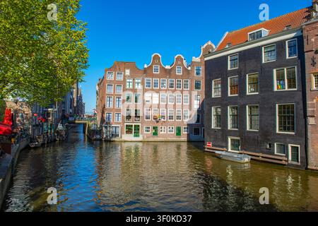 Canale Oudezijds Voorburgwal al canale Oudezijds Kolk con il ponte Kolksluis 302, nel centro di Amsterdam, Paesi Bassi. L’area del Ring Canal di Amsterdam è desi Foto Stock