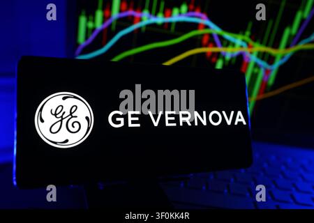 Logo di GE Vernova Energy Technology and Renewable Power Generation Company su display smartphone con grafico delle prestazioni del mercato azionario Foto Stock