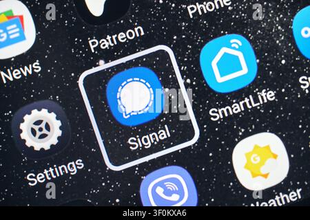 PLANO, TX, USA - 06 LUGLIO 2026: Vista ravvicinata dello schermo di uno smartphone con varie icone di app come Signal, Patreon e SmartLife su uno Foto Stock