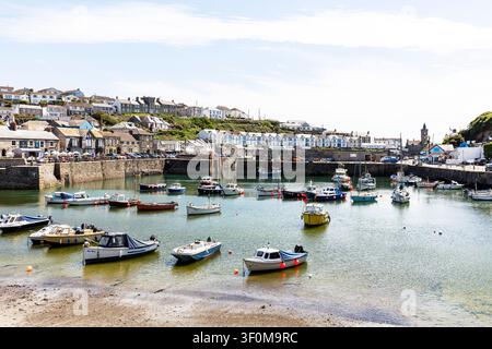 Porthleven, Cornovaglia, Regno Unito, Inghilterra Piccole barche da pesca ormeggiate nel pittoresco porto di Porthleven, Cornovaglia, Inghilterra, con porto tradizionale Foto Stock