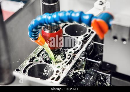Lavoro della macchina per levigatura cilindri. Foratura diamantata dei dettagli dell'auto su una macchina CNC. Foto Stock