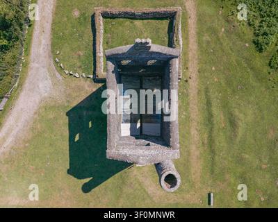 Vista aerea dall'alto di droni delle rovine storiche della miniera Caradon Wheal Hart situate a Henwood sul Bodmin Moor vicino al villaggio di Minions. Foto Stock