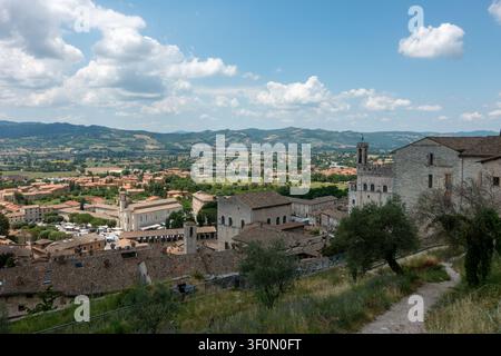 Veduta panoramica elevata sulla città medievale di Gubbio, in Umbria, Italia, che mostra tetti in terracotta e il Palazzo dei Consoli. Foto Stock