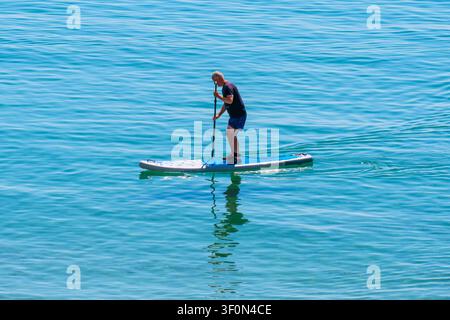 Lyme Regis, Dorset, Regno Unito. 9 luglio 2026. Meteo del Regno Unito: Le persone si divertono con il paddle boarding e la vela in un pomeriggio torrido nella località balneare di Lyme Regis.. È prevista un’ondata di caldo a luglio questa settimana mentre le temperature continuano a salire mentre ci avviciniamo al fine settimana. Credit: Celia McMahon/Alamy Live News Foto Stock