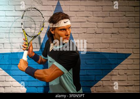Repubblica Ceca, Praga - 27 giugno 2026: Una figura di cera realistica di Rafael Nadal con una racchetta si trova a Madame Tussauds Praga. Foto Stock