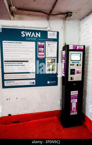 Londra UK, 30 giugno 2026, Un moderno distributore automatico di pagamento senza contatto per parcheggi pubblici situato in un'area di parcheggio del centro città affollato, senza persone Foto Stock