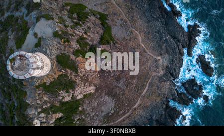 Vista aerea del promontorio roccioso intorno alla Tour de la Parata ad Ajaccio, Corsica, Francia, il 15 agosto 2024. L'immagine del drone mostra il cir Foto Stock