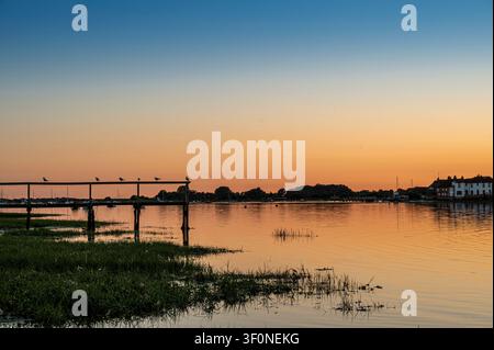 Ruscello di Bosham e molo in discesa all'ora dorata del tramonto in una serata estiva Foto Stock