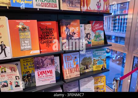 Bambini che leggono nell'angolo dei bambini al negozio La Feltrinelli Foto Stock