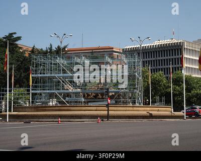 Madrid, Spagna. 09 luglio 2026. MADRID, SPAGNA - 09 LUGLIO: L'iconica fontana di Cibeles a Madrid è ora circondata da impalcature per lavori di pulizia e restauro. Il progetto di manutenzione sarà condotto tra giugno e ottobre 2026. Credit: Aaron Heredia Sánchez/Alamy Live News Foto Stock