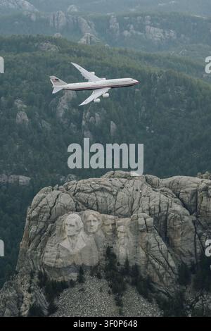 Air Force One, con il presidente Donald J. Trump a bordo, esegue un sorvolo del Monte Rushmore National Memorial a Keystone, South Dakota, venerdì 3 luglio 2026. (Foto ufficiale della Casa Bianca) Foto Stock