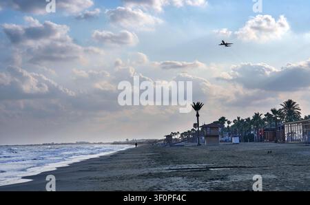Aereo sopra la spiaggia di Larnaca al tramonto, Cipro Foto Stock
