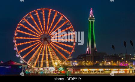 Torre di Blackpool, Blackpool, Lancashire, Inghilterra. Illuminata di notte sopra la famosa passeggiata e la località balneare. Foto Stock