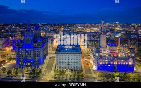 Liverpool Pier Head e il lungomare al crepuscolo visti dall'alto, con il Royal Liver Building, le Three Graces e il fiume Mersey, Merseyside, Inghilterra. Foto Stock