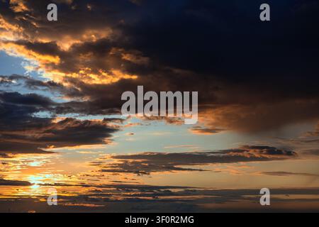 Sfondo di un bel cielo blu e giallo al tramonto Foto Stock