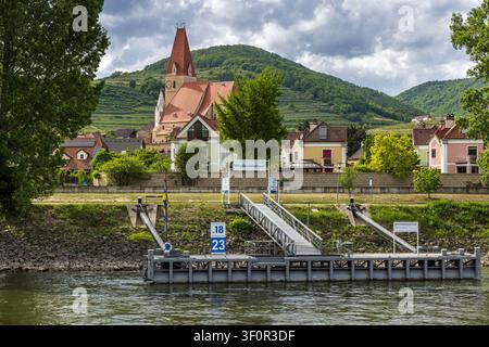 Il pittoresco villaggio viticolo di Weißenkirchen (Weissenkirchen) situato lungo il Danubio nella valle della Wachau, inserita nella lista del patrimonio mondiale dell'UNESCO in Austria. Foto Stock