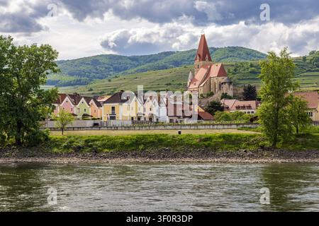 Il pittoresco villaggio viticolo di Weißenkirchen (Weissenkirchen) situato lungo il Danubio nella valle della Wachau, inserita nella lista del patrimonio mondiale dell'UNESCO in Austria. Foto Stock
