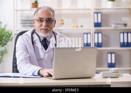 Maschile in età di lavoro medico della clinica Foto Stock