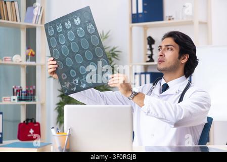 Bel giovane medico radiologo che lavorano nella Clinica Foto Stock